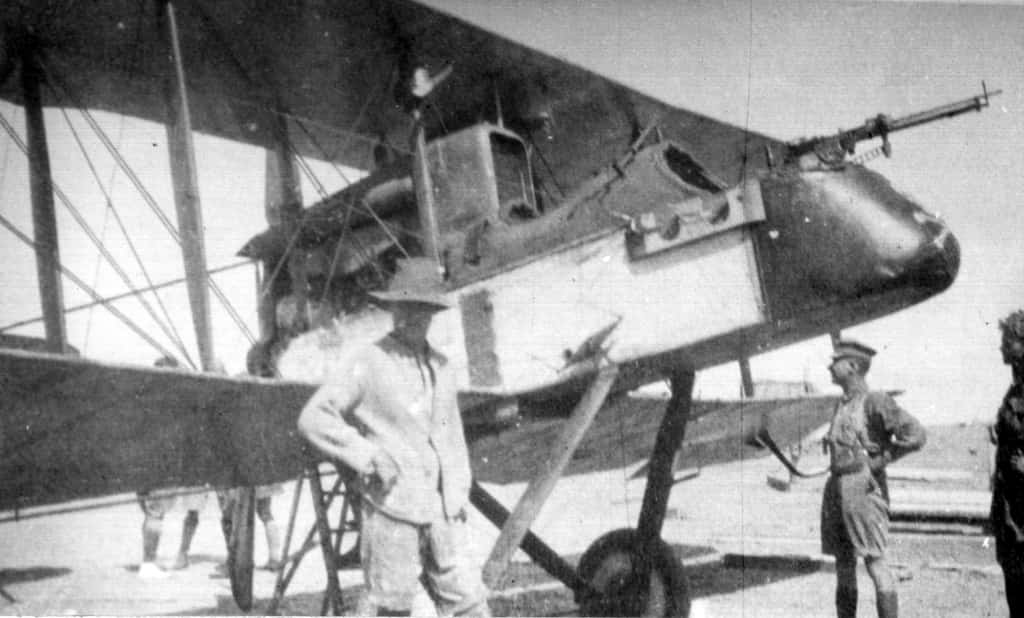 Серийный самолет D.H. 1а, вооруженный пулеметом «Льюис». На снимке хорошо видна установка радиатора охлаждения мотора «Бердмор»
